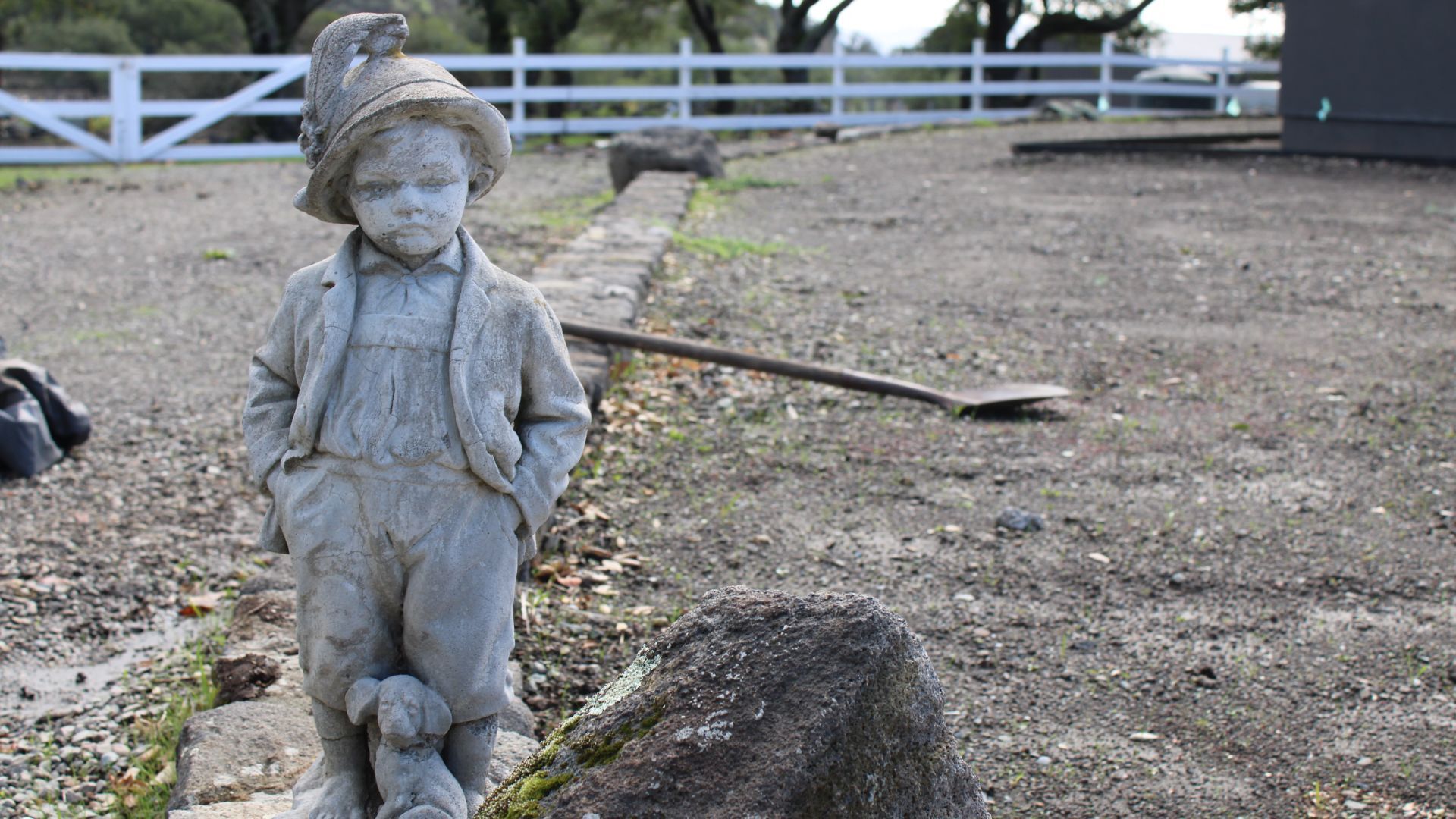 Statue outside Sill Family Vineyards